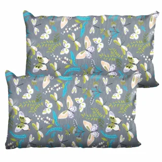 Zestaw jaśków dekoracyjnych na kanapę z motywem motyli na szarym tle.