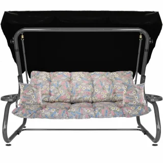 Metalowa huśtawka ogrodowa z daszkiem, przeznaczona do ogrodu. Siedzisko w kwiatowy wzór, w pastelowych kolorach.