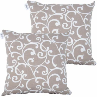 Zestaw dekoracyjnych jaśków na kanapę. Beżowe z białym wzorem roślinnym.