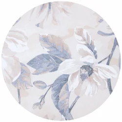 Tkanina w kwiatowy wzór w odcieniach beżu i niebieskiego. Idealna do dekoracji wnętrz lub szycia.