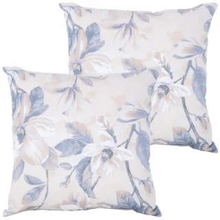 Zestaw poduszek dekoracyjnych na sofę z kwiatowym wzorem w odcieniach beżu i niebieskiego.