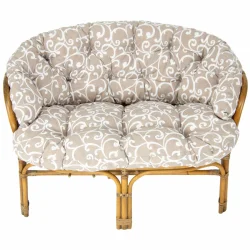 Dwuosobowa sofa na meble rattanowe, do ogrodu, beżowa z białym wzorem.